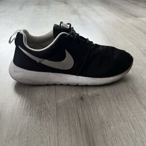 Nike Roshe One GS Black Gray 599728-021 Youth 6Y Womens 7.5 Shoes